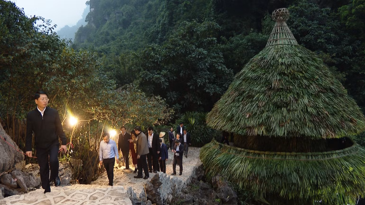 Tràng An là một cuốn biên niên sử nguyên vẹn về sự biến đổi môi trường và những ứng phó của con người trong quá khứ, lưu giữ truyền thống cư trú của người tiền sử. (Ảnh: YẾN TRINH)