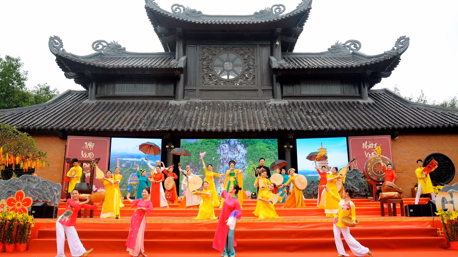 Lễ khai hội chùa Bái Đính tạo ấn tượng với người dân và du khách bởi các chương trình nghệ thuật đậm đà bản sắc văn hóa dân tộc. (Ảnh: MINH ĐƯỜNG)