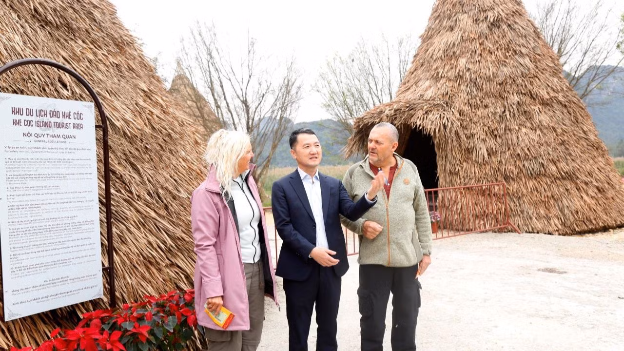 Lãnh đạo Sở Du lịch Ninh Bình chào hỏi, tặng lì xì vợ chồng anh Mojens Randall đến từ Đan Mạch - là những vị khách "xông đất" du lịch Ninh Bình tại Không gian văn hóa Khê Cốc, Khu du lịch Sinh thái Tràng An. (Ảnh: MINH ĐƯỜNG) Lãnh đạo Sở Du lịch Ninh Bình chào hỏi, tặng lì xì vợ chồng anh Mojens Randall đến từ Đan Mạch - là những vị khách "xông đất" du lịch Ninh Bình tại Không gian văn hóa Khê Cốc, Khu du lịch Sinh thái Tràng An. (Ảnh: MINH ĐƯỜNG)