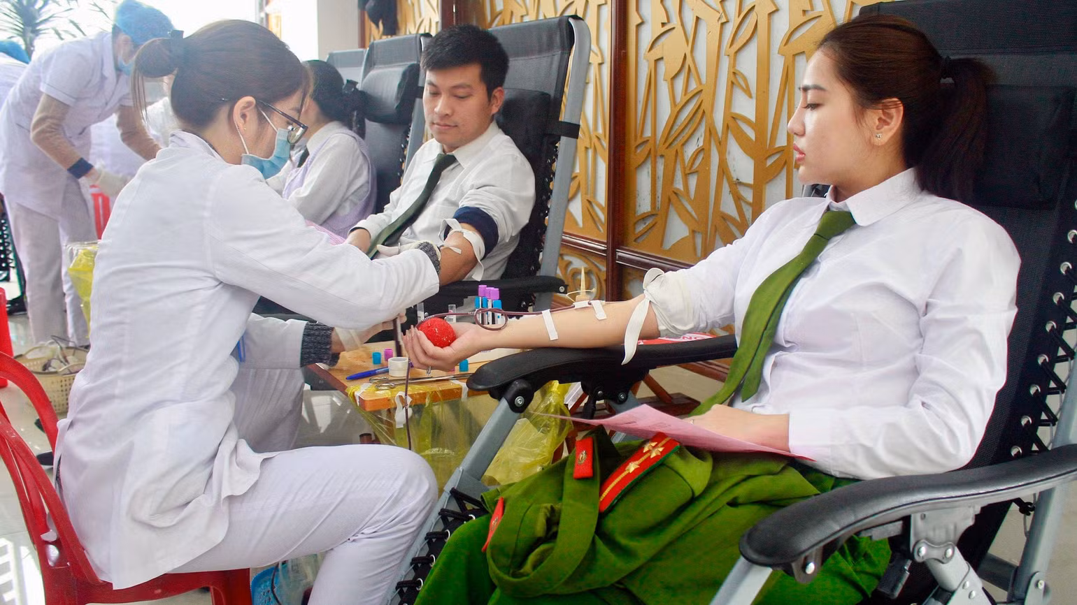 Nhiều tình nguyện viên ở xa, thậm chí là không thuộc lực lượng, sau khi nắm bắt được thông tin đã vượt thời tiết mưa gió, rét để đến đồng hành tham gia hoạt động hiến máu. Nhiều tình nguyện viên ở xa, thậm chí là không thuộc lực lượng, sau khi nắm bắt được thông tin đã vượt thời tiết mưa gió, rét để đến đồng hành tham gia hoạt động hiến máu.