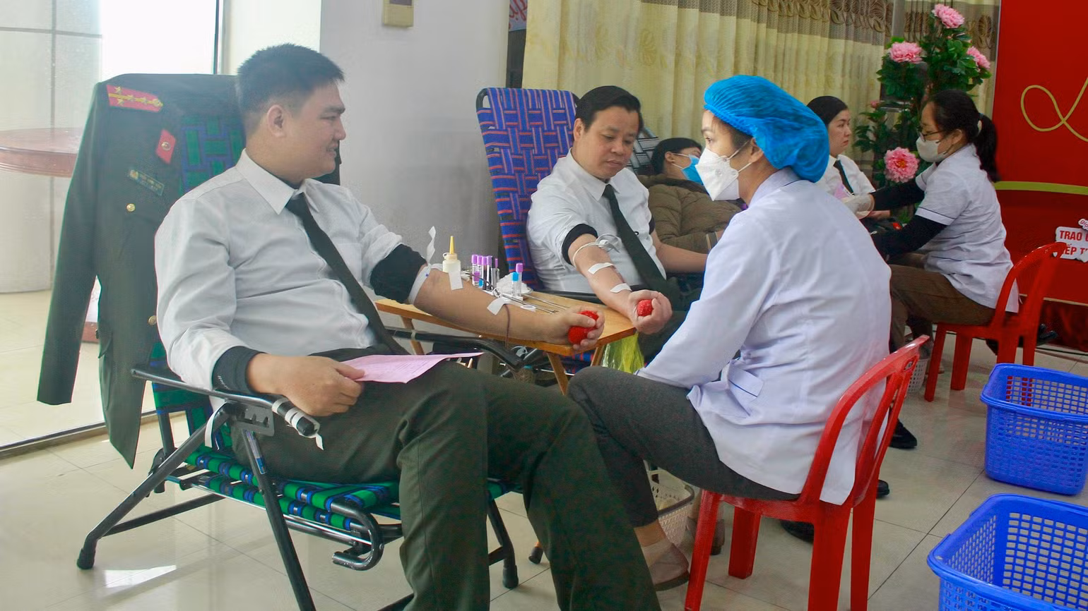 Ngay từ sáng sớm, chương trình Lễ hội Xuân hồng năm 2024 "Giọt hồng Công an Ninh Bình" đã nhộn nhịp người đến đăng ký và làm các thủ tục kiểm tra sức khỏe. Ngay từ sáng sớm, chương trình Lễ hội Xuân hồng năm 2024 "Giọt hồng Công an Ninh Bình" đã nhộn nhịp người đến đăng ký và làm các thủ tục kiểm tra sức khỏe.