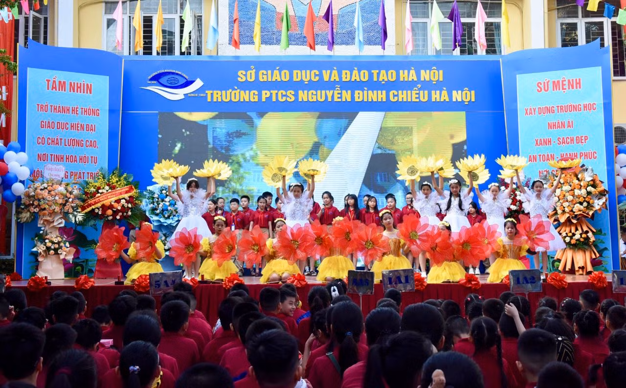 Một tiết mục biểu diễn văn nghệ do các cháu học sinh Trường Phổ thông cơ sở Nguyễn Đình Chiểu thực hiện. (Ảnh: TRẦN HẢI)