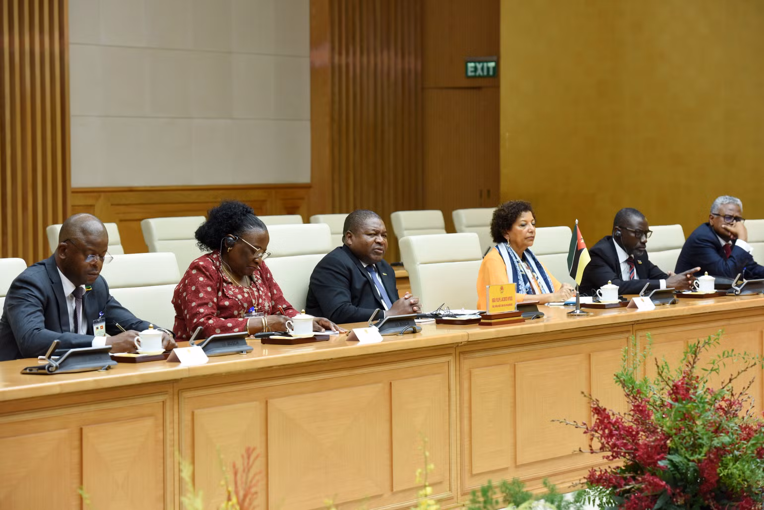Tổng thống Filipe Jacinto Nyusi và các quan chức cấp cao Cộng hòa Mozambique tại buổi hội kiến. (Ảnh: TRẦN HẢI) Tổng thống Filipe Jacinto Nyusi và các quan chức cấp cao Cộng hòa Mozambique tại buổi hội kiến. (Ảnh: TRẦN HẢI)