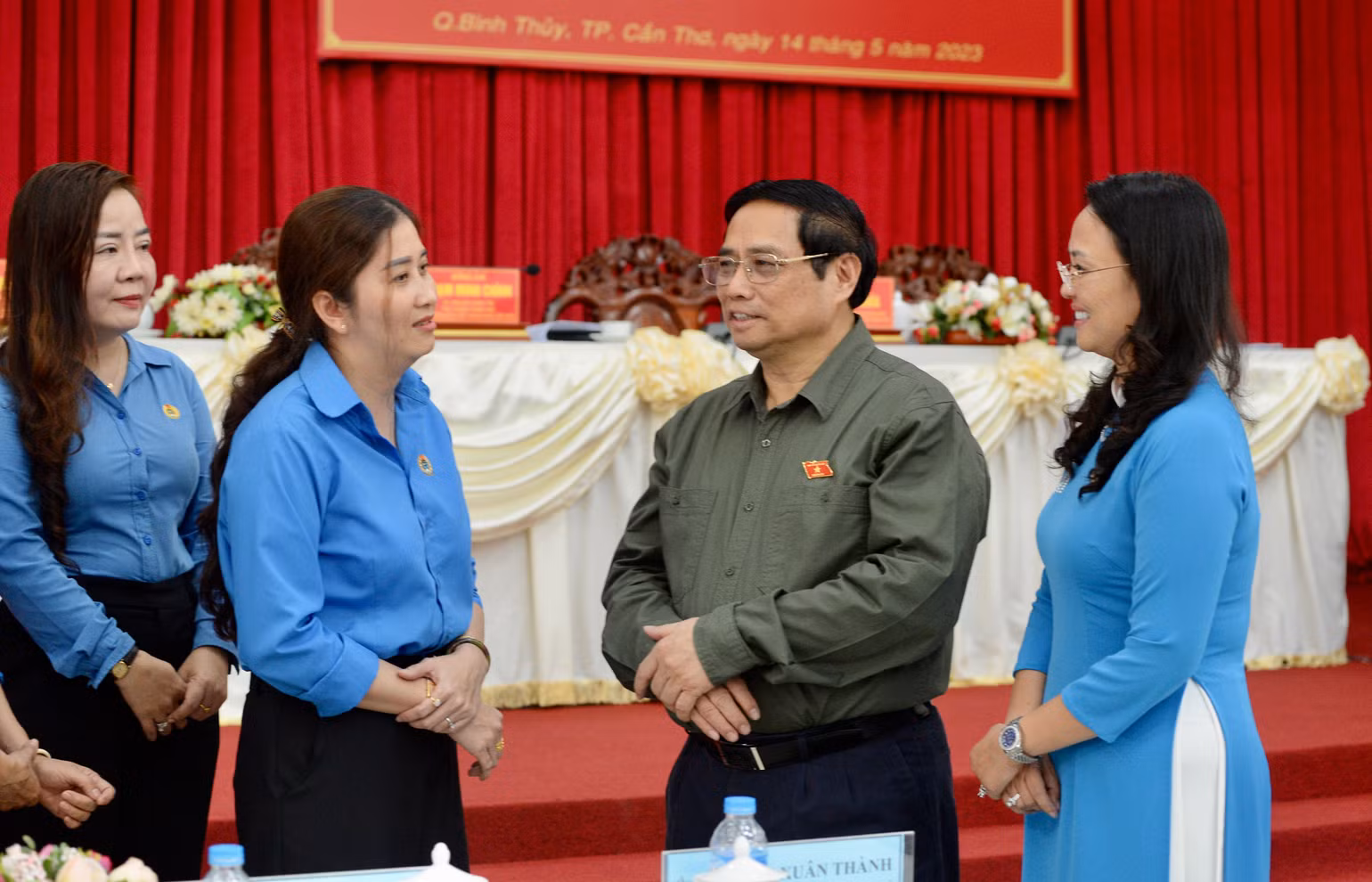 Thủ tướng Phạm Minh Chính trao đổi với công nhân, người lao động tại hội nghị tiếp xúc cử tri.