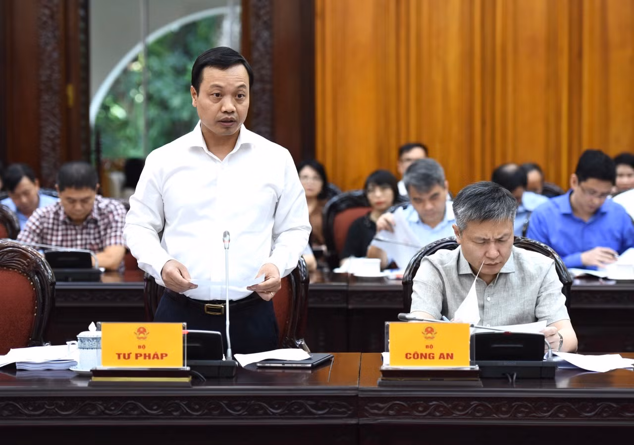 Đại diện lãnh đạo Bộ Tư pháp báo cáo Thủ tướng Chính phủ tại phiên họp. (Ảnh: TRẦN HẢI) Đại diện lãnh đạo Bộ Tư pháp báo cáo Thủ tướng Chính phủ tại phiên họp. (Ảnh: TRẦN HẢI)
