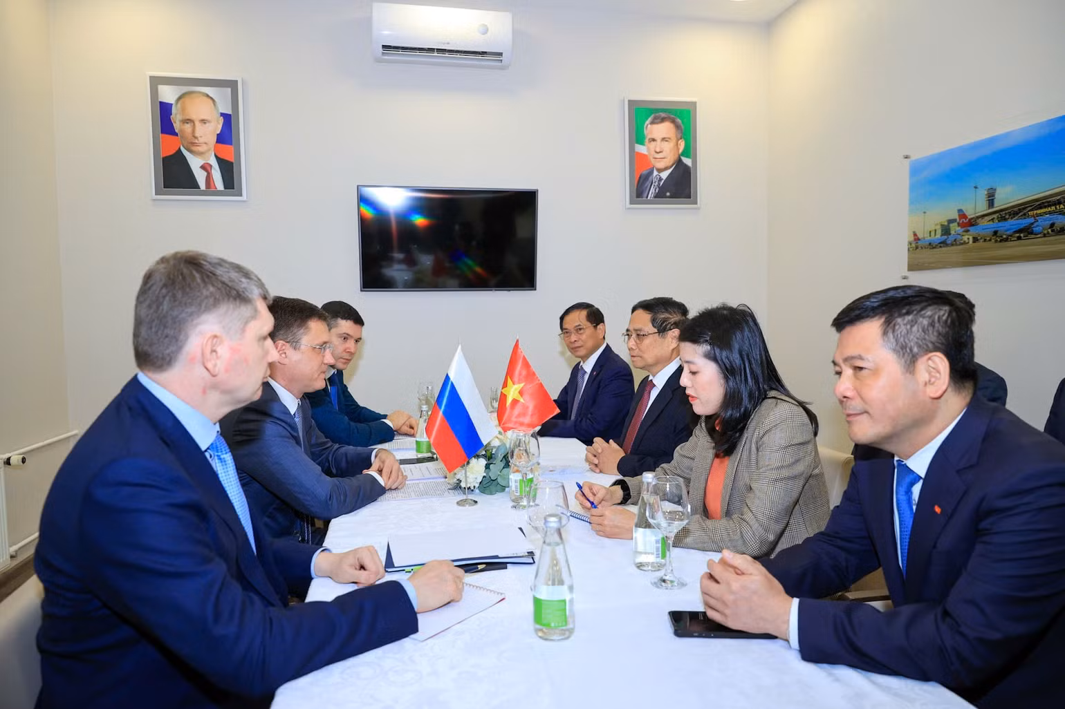 Thủ tướng Chính phủ Phạm Minh Chính tiếp Phó Thủ tướng Chính phủ Liên bang Nga Alexander Novak. (Ảnh: Nhật Bắc/VGP) Thủ tướng Chính phủ Phạm Minh Chính tiếp Phó Thủ tướng Chính phủ Liên bang Nga Alexander Novak. (Ảnh: Nhật Bắc/VGP)