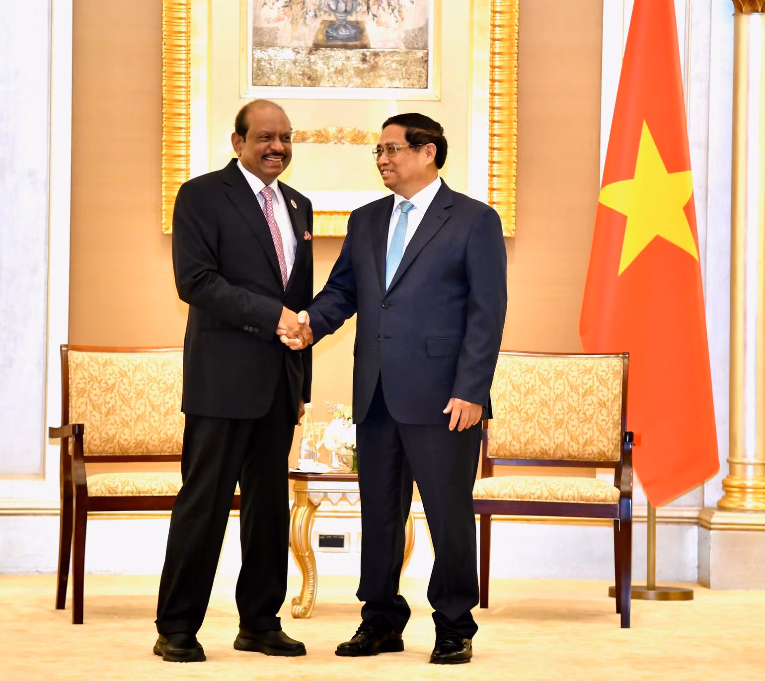 Thủ tướng Phạm Minh Chính và ông M.A.Yusuff Ali - Chủ tịch Tập đoàn Lulu (Ảnh: Thanh Giang).