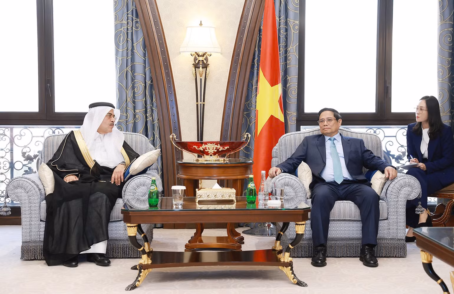 Thủ tướng Chính phủ Phạm Minh Chính tiếp ông Amin Al-Nasser, Chủ tịch kiêm Tổng Giám đốc Tập đoàn dầu khí Saudi Arabia. (Ảnh: Dương Giang/TTXVN)