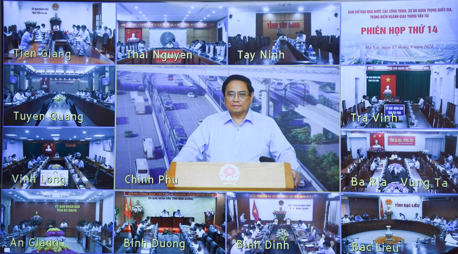 Phiên họp được truyền trực tuyến tới điểm cầu 44 tỉnh, thành phố trực thuộc Trung ương có các dự án giao thông trọng điểm. (Ảnh: TRẦN HẢI) Phiên họp được truyền trực tuyến tới điểm cầu 44 tỉnh, thành phố trực thuộc Trung ương có các dự án giao thông trọng điểm. (Ảnh: TRẦN HẢI)