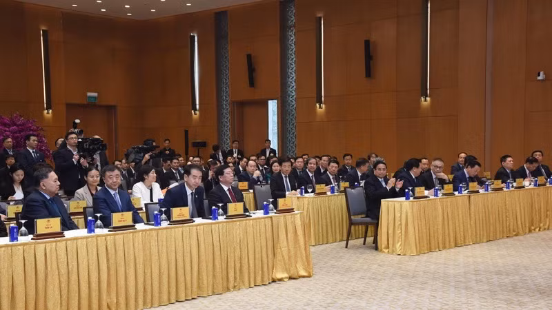 Các đại biểu tham dự buổi lễ. (Ảnh: TRẦN HẢI) Các đại biểu tham dự buổi lễ. (Ảnh: TRẦN HẢI)