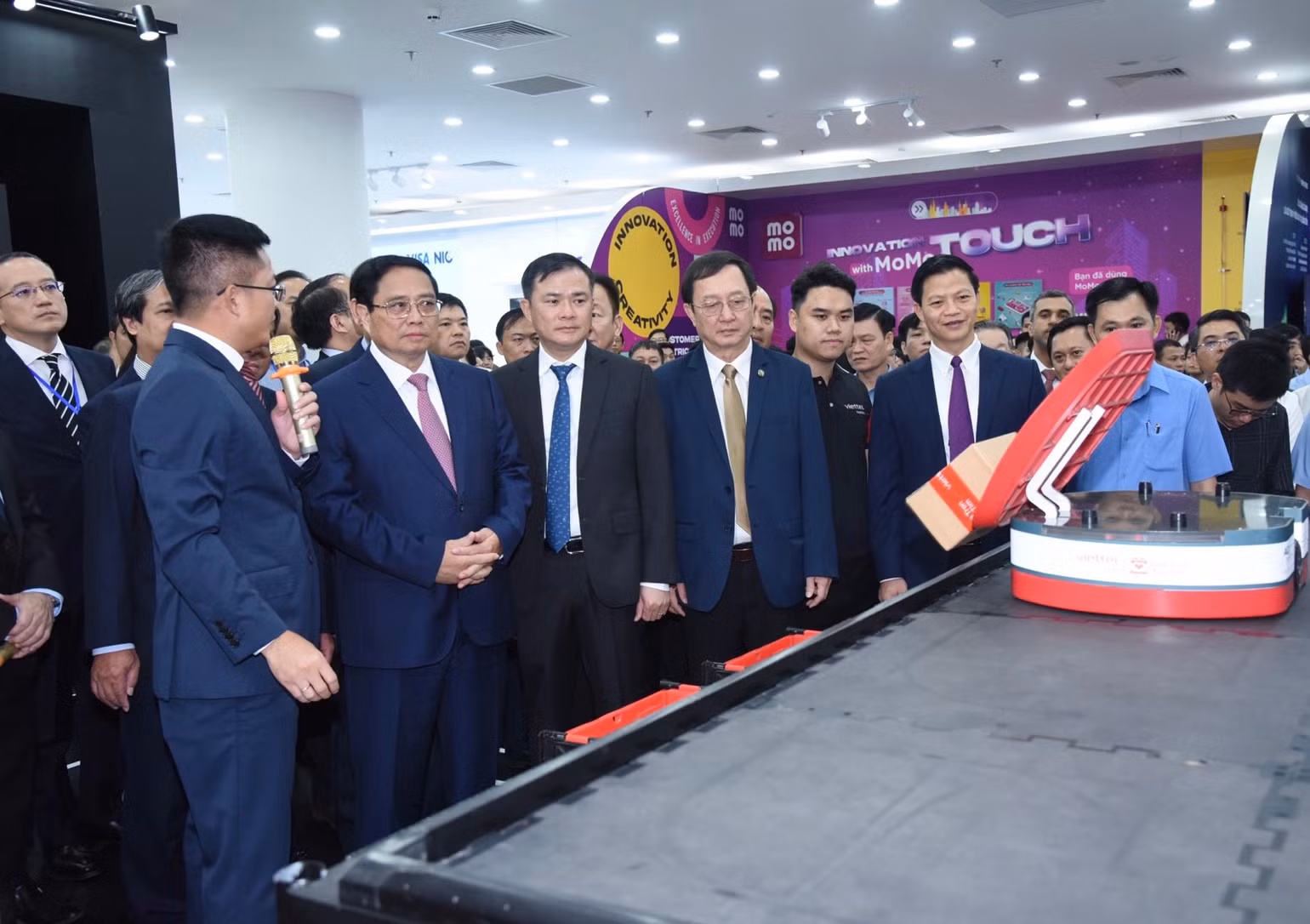 Thủ tướng Phạm Minh Chính trải nghiệm một gian trưng bày về đổi mới sáng tạo. (Ảnh: TRẦN HẢI)