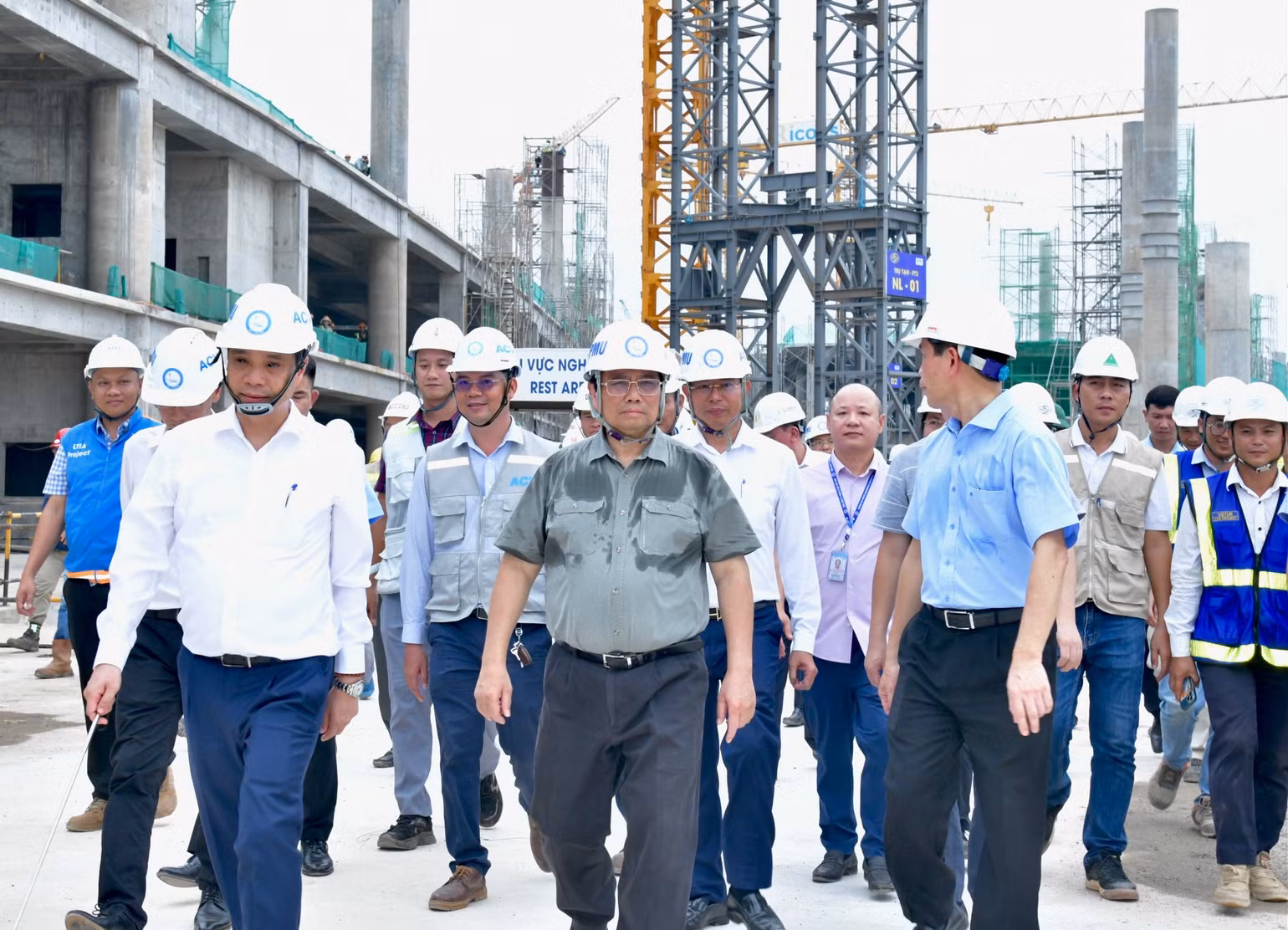 Thủ tướng Phạm Minh Chính đi thị sát, kiểm tra các hạng mục trong nhà ga chính Cảng hàng không quốc tế Long Thành đang được khẩn trương thi công. (Ảnh: THANH GIANG) Thủ tướng Phạm Minh Chính đi thị sát, kiểm tra các hạng mục trong nhà ga chính Cảng hàng không quốc tế Long Thành đang được khẩn trương thi công. (Ảnh: THANH GIANG)