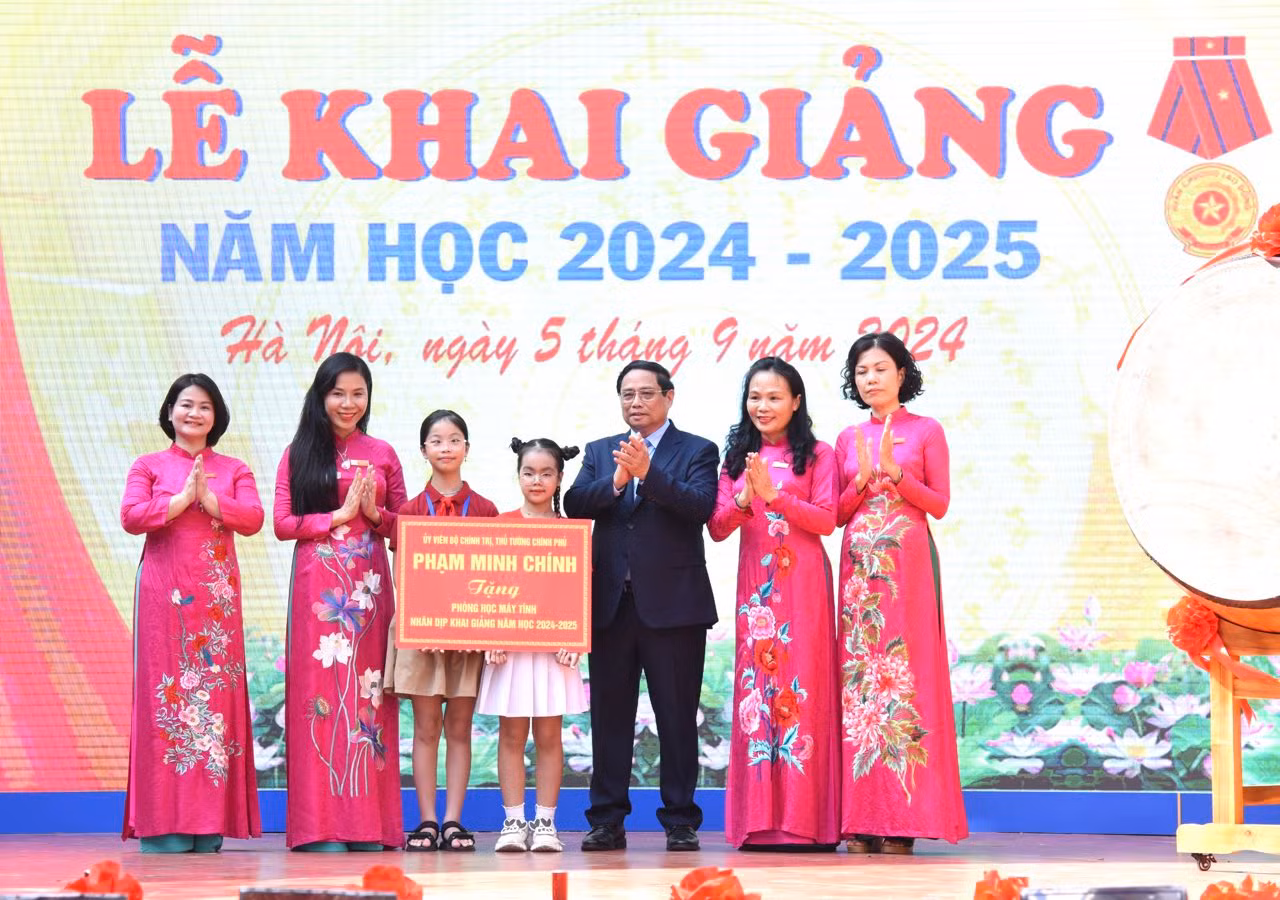 Thủ tướng Phạm Minh Chính tặng quà là phòng học máy tính cho Trường Phổ thông cơ sở Nguyễn Đình Chiểu nhân dịp năm học mới. (Ảnh: TRẦN HẢI)
