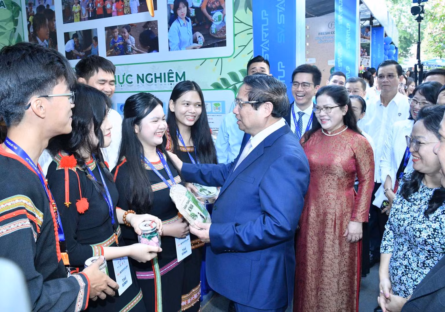 Thủ tướng Phạm Minh Chính tìm hiểu sản phẩm của một nhóm học sinh (Ảnh: THANH GIANG). Thủ tướng Phạm Minh Chính tìm hiểu sản phẩm của một nhóm học sinh (Ảnh: THANH GIANG).