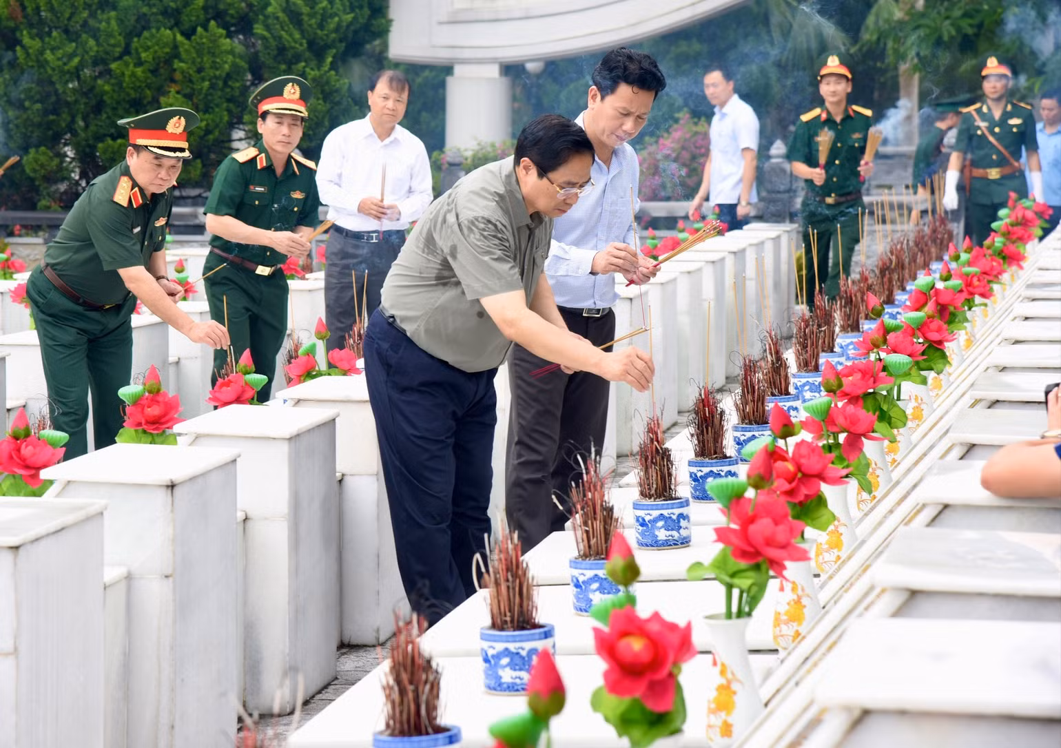 Thủ tướng Phạm Minh Chính dâng hương tại các phần mộ Anh hùng liệt sĩ tại Nghĩa trang Liệt sĩ quốc gia Vị Xuyên. (Ảnh: Trần Hải) Thủ tướng Phạm Minh Chính dâng hương tại các phần mộ Anh hùng liệt sĩ tại Nghĩa trang Liệt sĩ quốc gia Vị Xuyên. (Ảnh: Trần Hải)