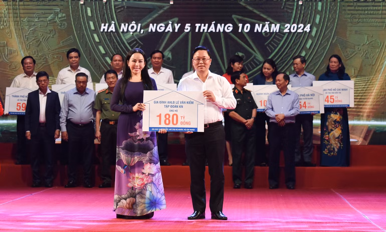Lãnh đạo Tập đoàn KN Holdings trao 180 tỷ đồng của gia đình ông Lê Văn Kiểm - Chủ tịch Tập đoàn KN Holdings và Tập đoàn ủng hộ chương trình. (Ảnh: Trần Hải)