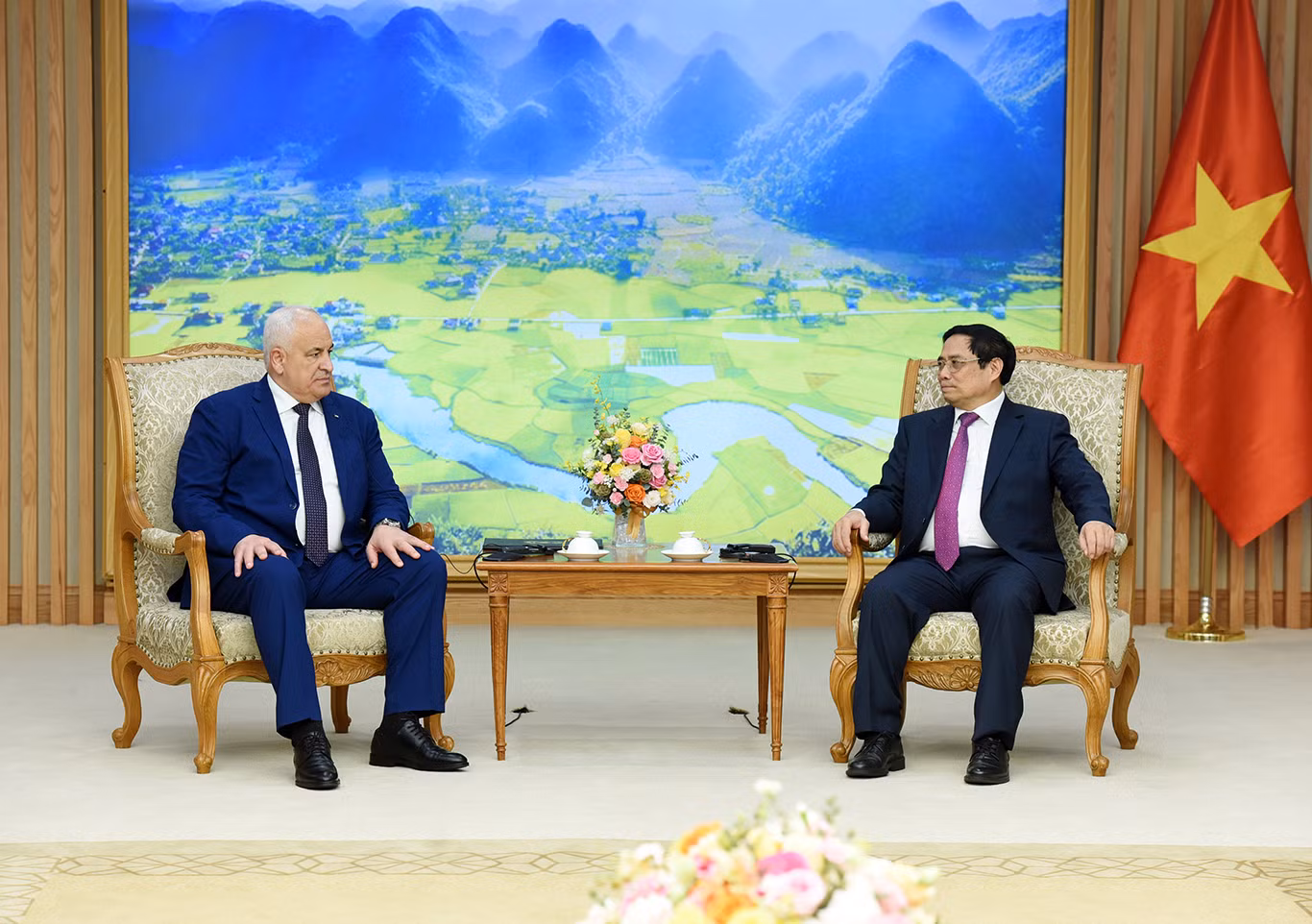 Thủ tướng Phạm Minh Chính và Bộ trưởng Nội vụ Nhà nước Palestine Ziad Hab Al-Reeh. (Ảnh: Trần Hải) Thủ tướng Phạm Minh Chính và Bộ trưởng Nội vụ Nhà nước Palestine Ziad Hab Al-Reeh. (Ảnh: Trần Hải)
