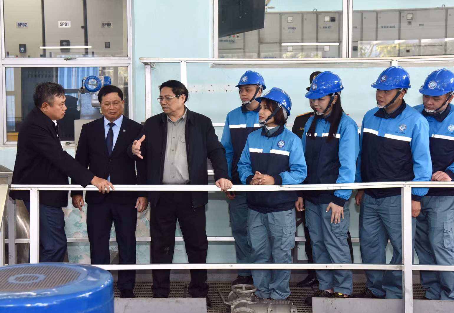 Thủ tướng Phạm Minh Chính thăm khu vực sản xuất của Nhà máy nước Yên Phụ thuộc Công ty Nước sạch Hà Nội. Ảnh: TRẦN HẢI