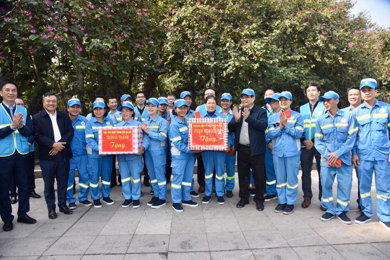 Thủ tướng Phạm Minh Chính tặng quà động viên, chúc Tết Tổ vệ sinh môi trường đang làm nhiệm vụ tại khu vực Tượng đài Lênin. Ảnh: TRẦN HẢI