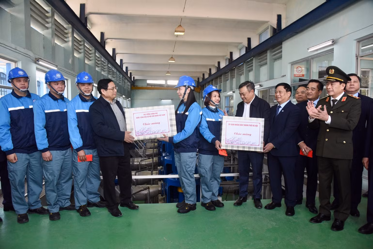 Thủ tướng Phạm Minh Chính tặng quà động viên, chúc Tết Công ty Nước sạch Hà Nội và Nhà máy nước Yên Phụ. Ảnh: TRẦN HẢI