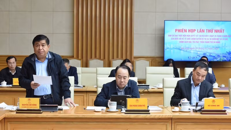 Bộ trưởng Kế hoạch và Đầu tư Nguyễn Chí Dũng - Phó Trưởng Ban Thường trực Ban Chỉ đạo phát biểu ý kiến tại phiên họp. (Ảnh: TRẦN HẢI)