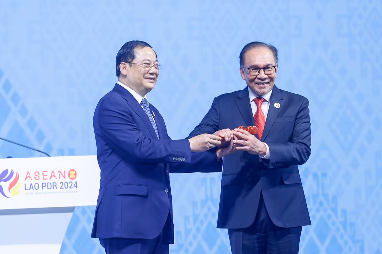 Nghi thức chuyển giao cương vị Chủ tịch ASEAN từ Lào sang Malaysia. (Ảnh: Nhật Bắc/VGP)