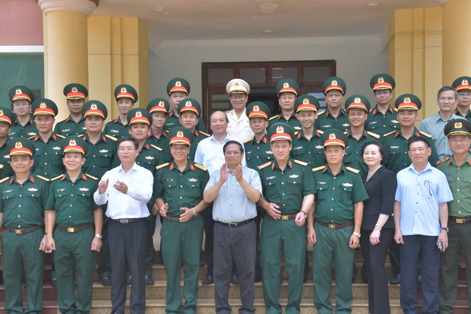 Thủ tướng Phạm Minh Chính với lãnh đạo Bộ Chỉ huy Quân sự tỉnh Đắk Lắk.