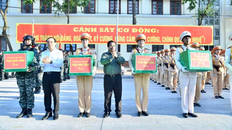 Thủ tướng Phạm Minh Chính tặng quà động viên các đơn vị Công an nhân dân tham gia hợp luyện diễu binh, diễu hành. (Ảnh: THANH GIANG)