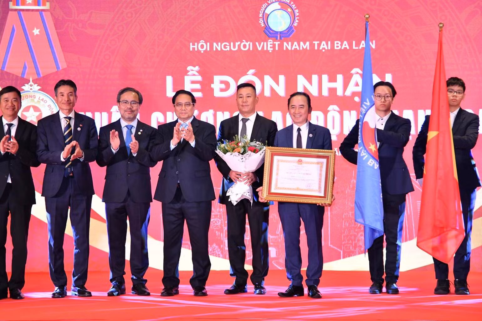 Thủ tướng Phạm Minh Chính chúc mừng Hội Người Việt Nam tại Ba Lan đón nhận phần thưởng cao quý của Đảng, Nhà nước (Ảnh: THANH GIANG).