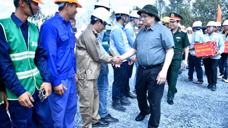 Thủ tướng Phạm Minh Chính với các kỹ sư, công nhân trên công trường. (Ảnh: THANH GIANG)