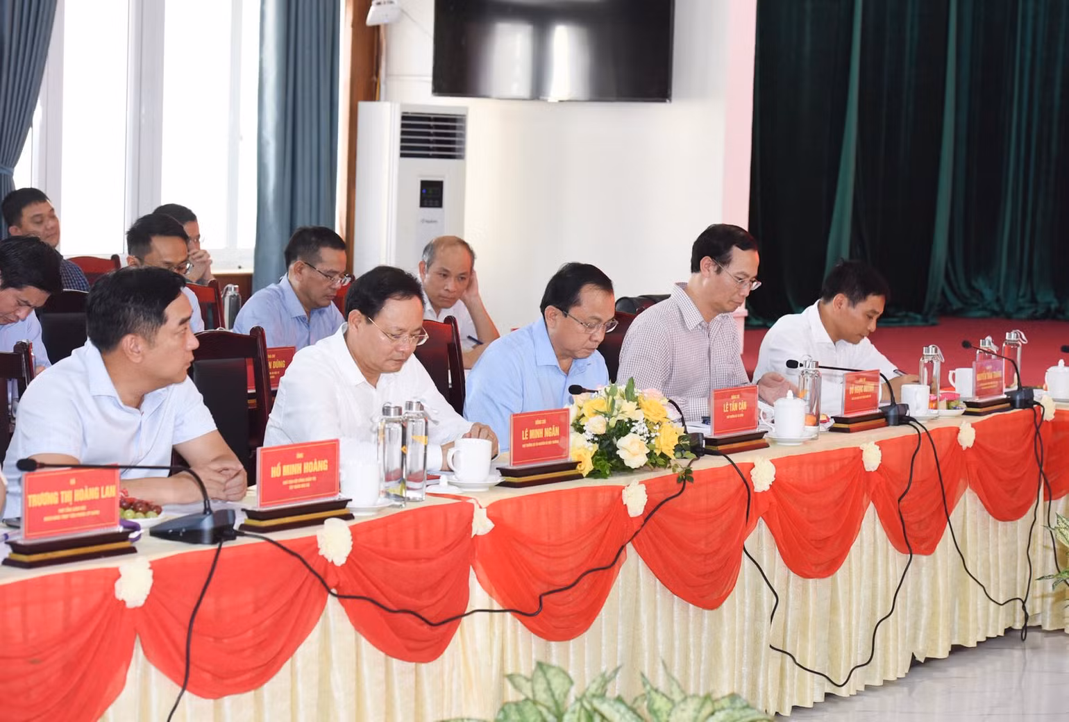 Đại diện lãnh đạo các bộ, ngành, nhà thầu tham dự cuộc họp. (Ảnh: TRẦN HẢI)