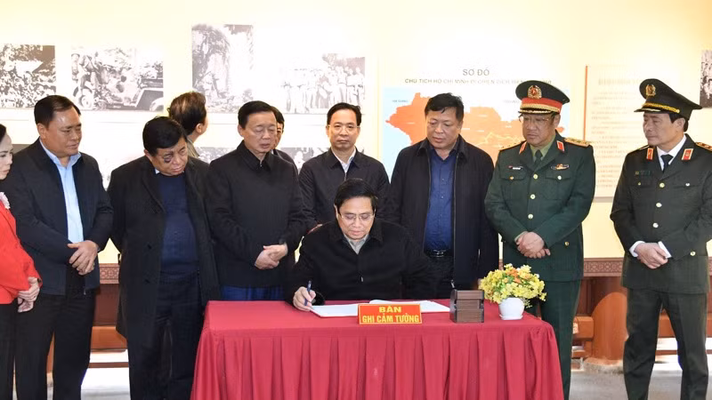 Thủ tướng Phạm Minh Chính ghi lưu bút tại Nhà tưởng niệm Chủ tịch Hồ Chí Minh. (Ảnh: THANH GIANG) Thủ tướng Phạm Minh Chính ghi lưu bút tại Nhà tưởng niệm Chủ tịch Hồ Chí Minh. (Ảnh: THANH GIANG)