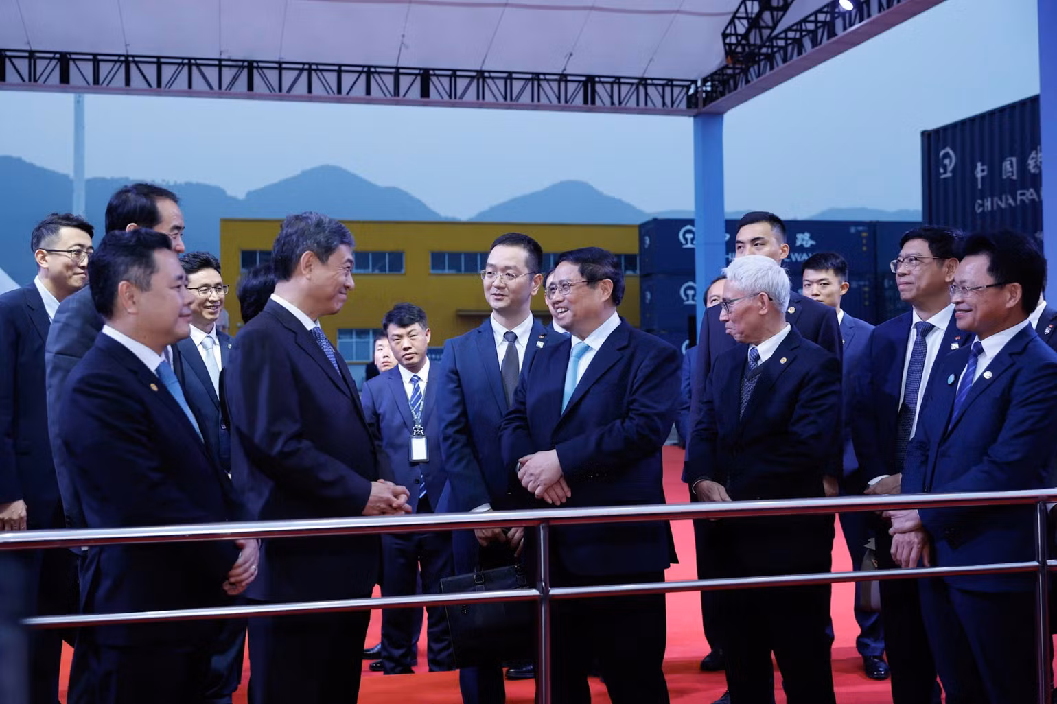 Thủ tướng Phạm Minh Chính với các quan chức phía Trung Quốc tại lễ đón chuyến tàu tại Trùng Khánh. (Ảnh: Nhật Bắc/VGP)