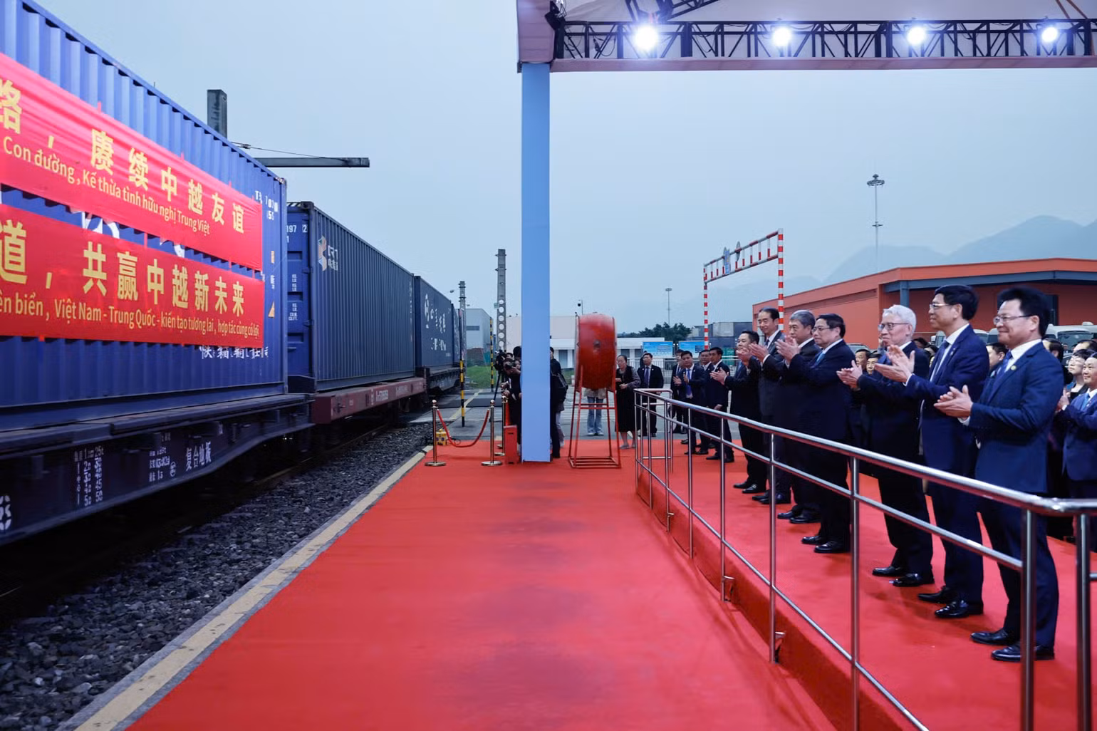 Thủ tướng Phạm Minh Chính và các đại biểu đón chuyến tàu nhanh ASEAN xuất phát từ Hà Nội tới Trùng Khánh. (Ảnh: Nhật Bắc)