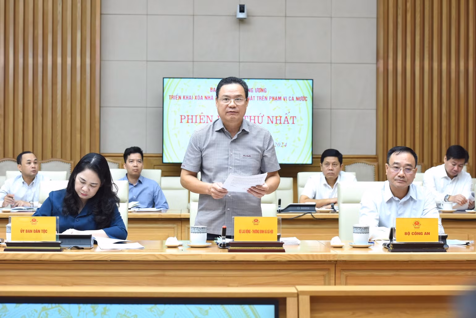 Lãnh đạo Bộ Lao động-Thương binh và Xã hội báo cáo tại phiên họp. (Ảnh: Trần Hải) Lãnh đạo Bộ Lao động-Thương binh và Xã hội báo cáo tại phiên họp. (Ảnh: Trần Hải)
