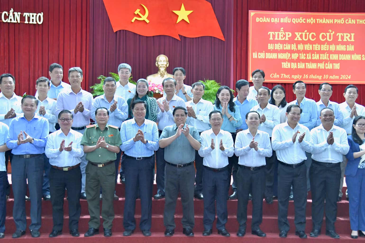 Thủ tướng Phạm Minh Chính với các đồng chí lãnh đạo, đại biểu tại cuộc tiếp xúc cử tri thành phố Cần Thơ. (Ảnh: THANH GIANG)