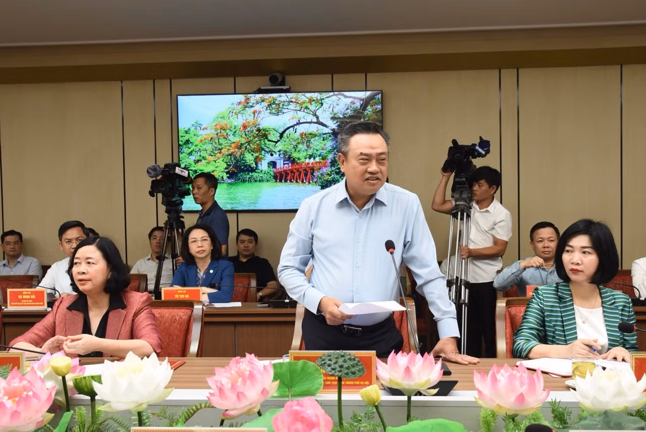 Chủ tịch Ủy ban nhân dân thành phố Hà Nội Trần Sỹ Thanh báo cáo Thủ tướng Chính phủ tại cuộc làm việc. Chủ tịch Ủy ban nhân dân thành phố Hà Nội Trần Sỹ Thanh báo cáo Thủ tướng Chính phủ tại cuộc làm việc.