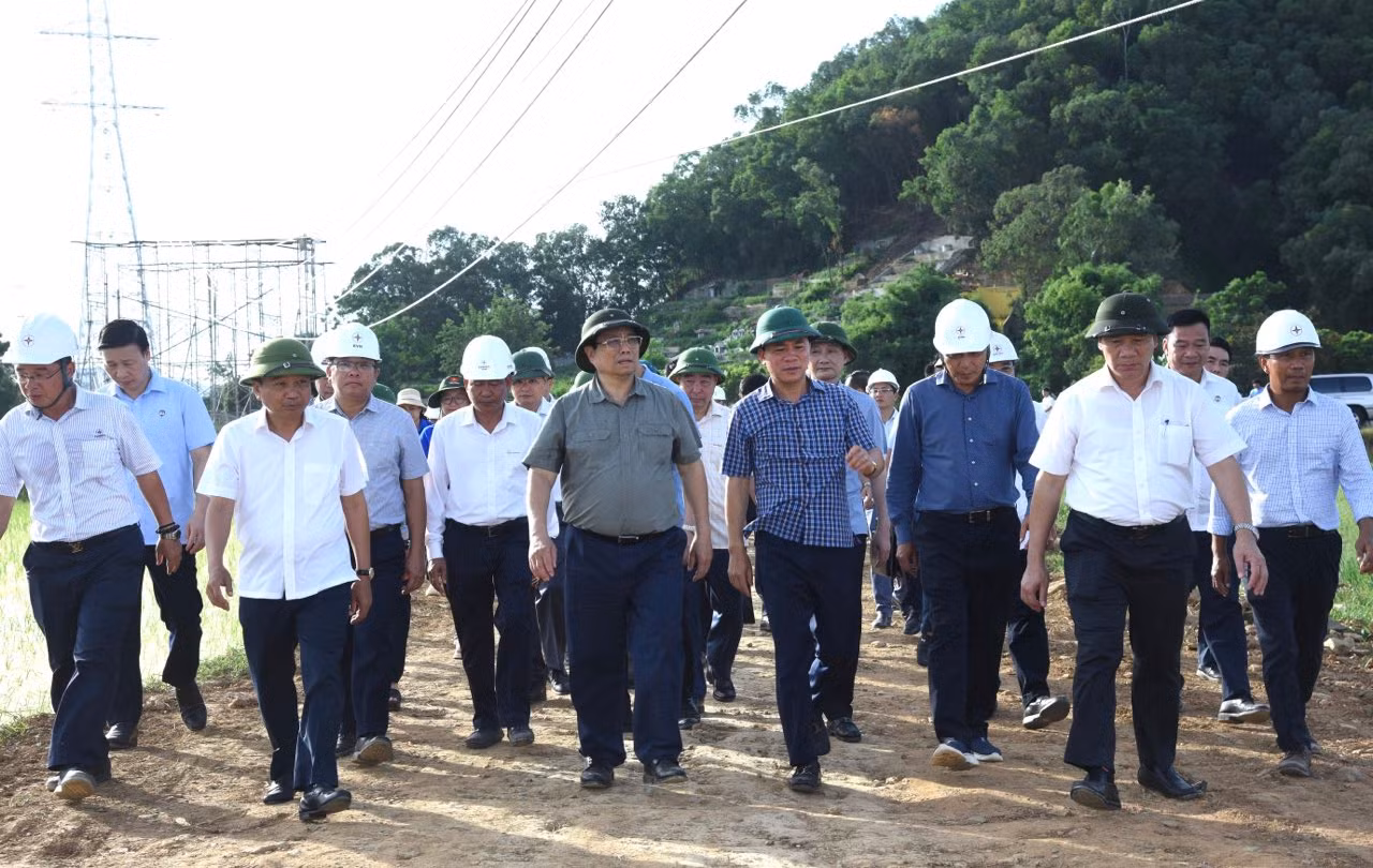 Thủ tướng Phạm Minh Chính thị sát công trường thi công kéo dây thuộc vị trí 117 Dự án Đường dây 500kV Nhà máy nhiệt điện Nam Định I - Thanh Hóa. (Ảnh: Trần Hải) Thủ tướng Phạm Minh Chính thị sát công trường thi công kéo dây thuộc vị trí 117 Dự án Đường dây 500kV Nhà máy nhiệt điện Nam Định I - Thanh Hóa. (Ảnh: Trần Hải)