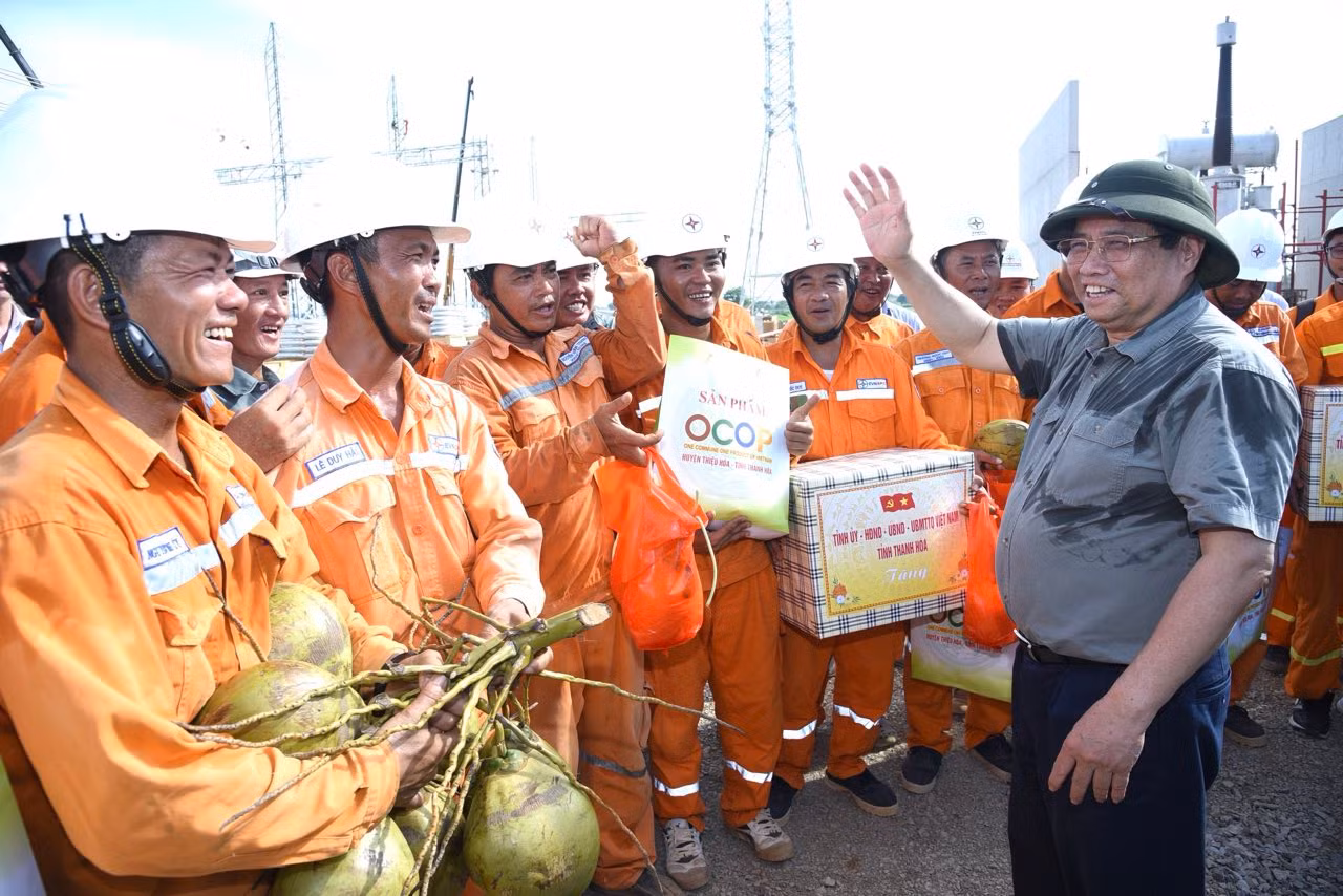 Thủ tướng Phạm Minh Chính tặng quà động viên các đơn vị thi công Trạm biến áp 500kV Thanh Hóa. (Ảnh: Trần Hải) Thủ tướng Phạm Minh Chính tặng quà động viên các đơn vị thi công Trạm biến áp 500kV Thanh Hóa. (Ảnh: Trần Hải)
