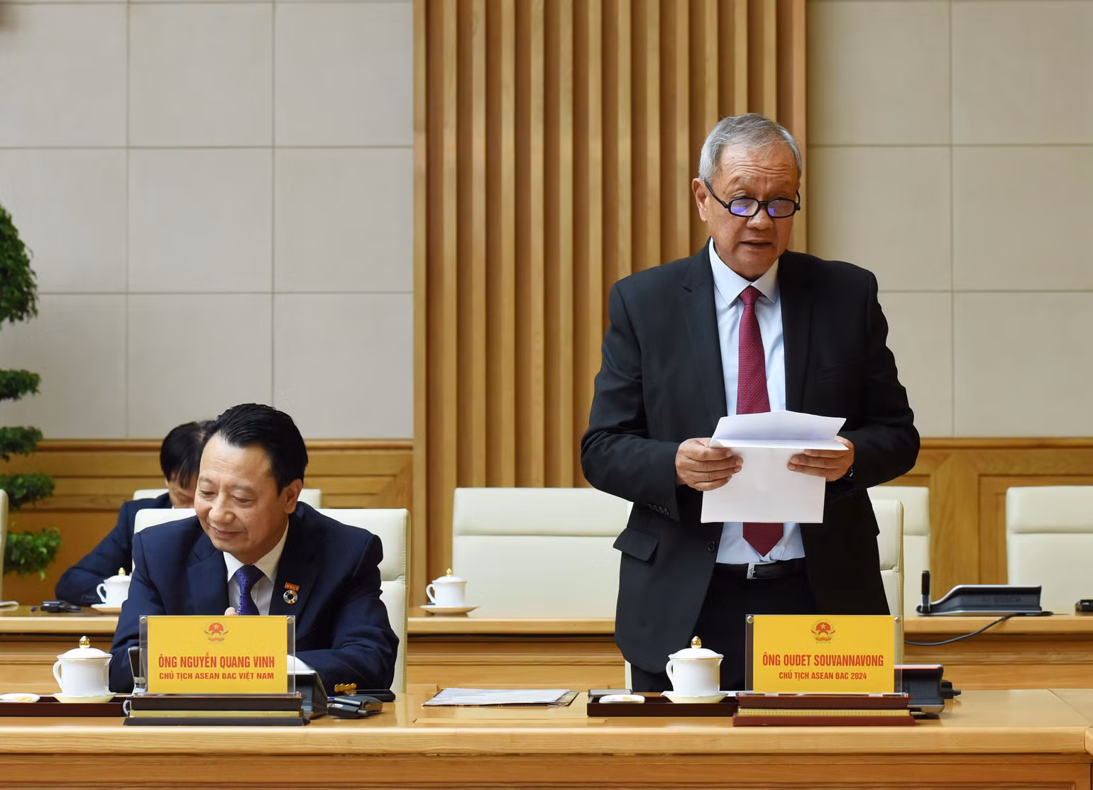 Chủ tịch ASEAN BAC năm 2024 Oudet Souvannavong phát biểu ý kiến tại buổi tiếp.