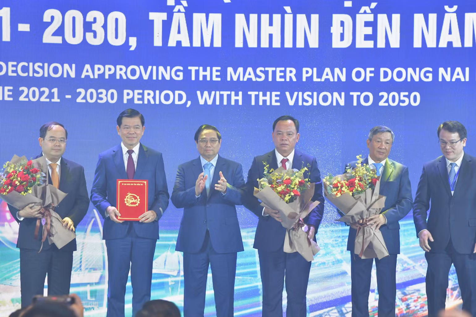 Thủ tướng Phạm Minh Chính chúc mừng lãnh đạo tỉnh Đồng Nai nhận Quyết định của Thủ tướng Chính phủ phê duyệt Quy hoạch tỉnh (Ảnh: Thanh Giang).