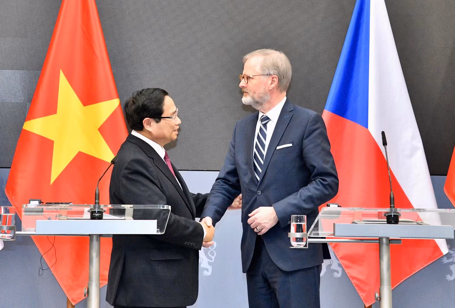 Thủ tướng Phạm Minh Chính và Thủ tướng Cộng hòa Czech Petr Fiala bắt tay khi kết thúc họp báo sau Hội đàm. (Ảnh: THANH GIANG) Thủ tướng Phạm Minh Chính và Thủ tướng Cộng hòa Czech Petr Fiala bắt tay khi kết thúc họp báo sau Hội đàm. (Ảnh: THANH GIANG)