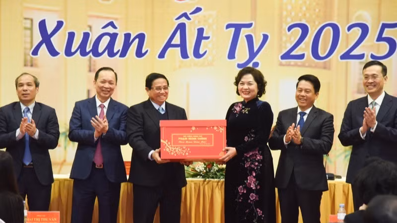 Thủ tướng Phạm Minh Chính tặng quà chúc mừng ngành Ngân hàng. (Ảnh: TRẦN HẢI)