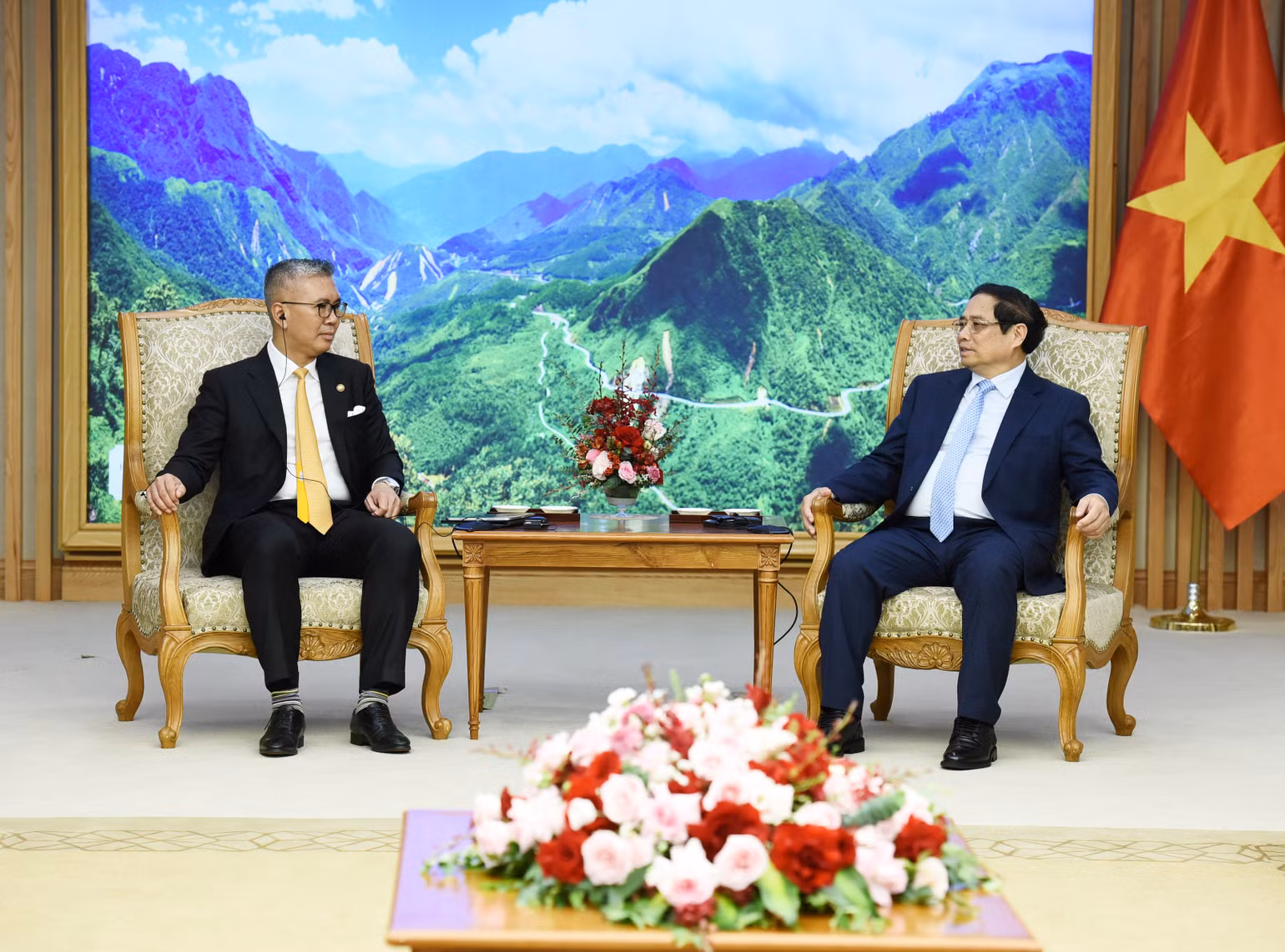Thủ tướng Phạm Minh Chính và Bộ trưởng Đầu tư, Thương mại và Công nghiệp Malaysia Zafrul Abdul Aziz. (Ảnh: Trần Hải) Thủ tướng Phạm Minh Chính và Bộ trưởng Đầu tư, Thương mại và Công nghiệp Malaysia Zafrul Abdul Aziz. (Ảnh: Trần Hải)