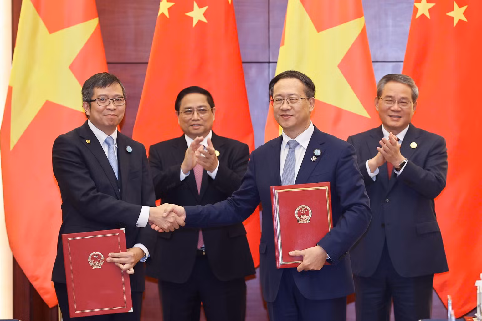 Lãnh đạo hai Bộ Ngoại giao trao đổi Công hàm về việc thành lập Tổng Lãnh sự quán Việt Nam tại Trùng Khánh, Trung Quốc. (Ảnh: Nhật Bắc/VGP) Lãnh đạo hai Bộ Ngoại giao trao đổi Công hàm về việc thành lập Tổng Lãnh sự quán Việt Nam tại Trùng Khánh, Trung Quốc. (Ảnh: Nhật Bắc/VGP)