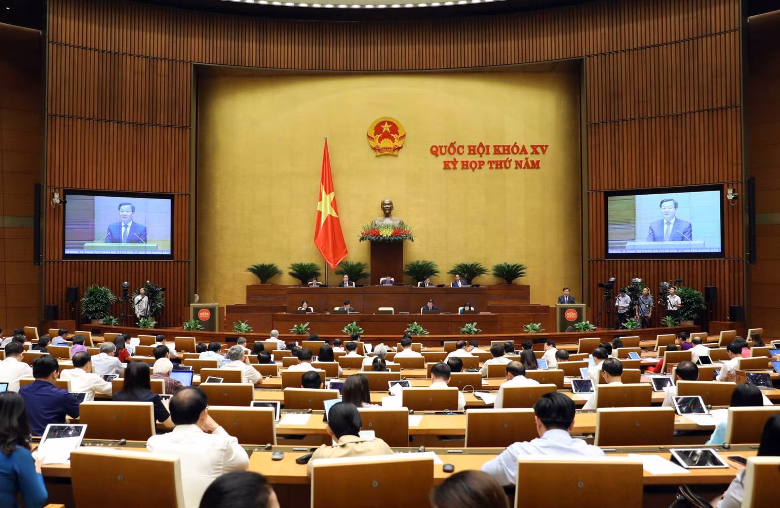 Quang cảnh phiên chất vấn (Ảnh: AN ĐĂNG) Quang cảnh phiên chất vấn (Ảnh: AN ĐĂNG)