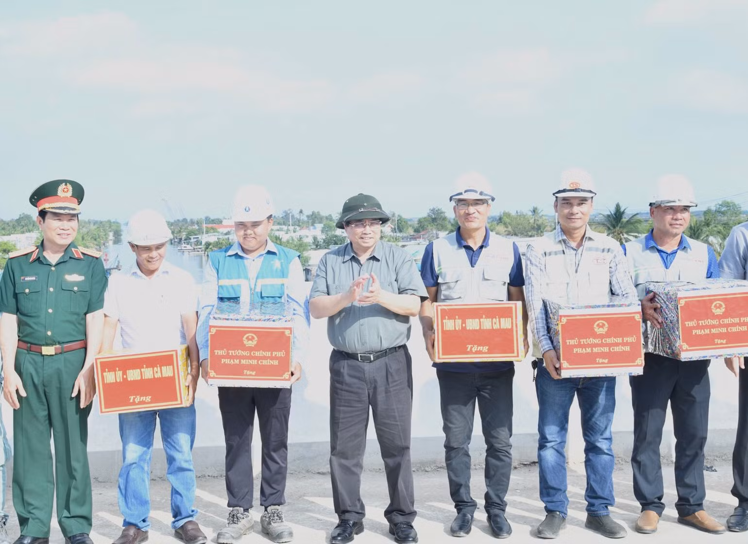 Thủ tướng Phạm Minh Chính tặng quà động viên các đơn vị thi công trên công trường. (Ảnh: THANH GIANG)