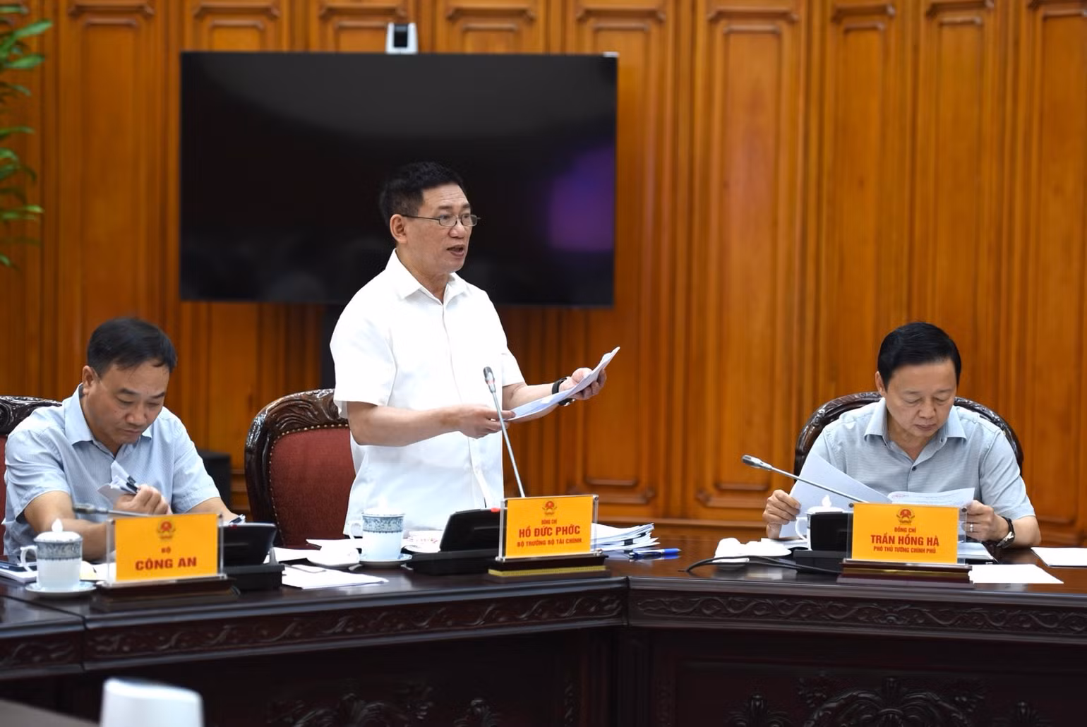 Bộ trưởng Tài chính Hồ Đức Phớc phát biểu ý kiến tại cuộc họp. (Ảnh: Trần Hải)