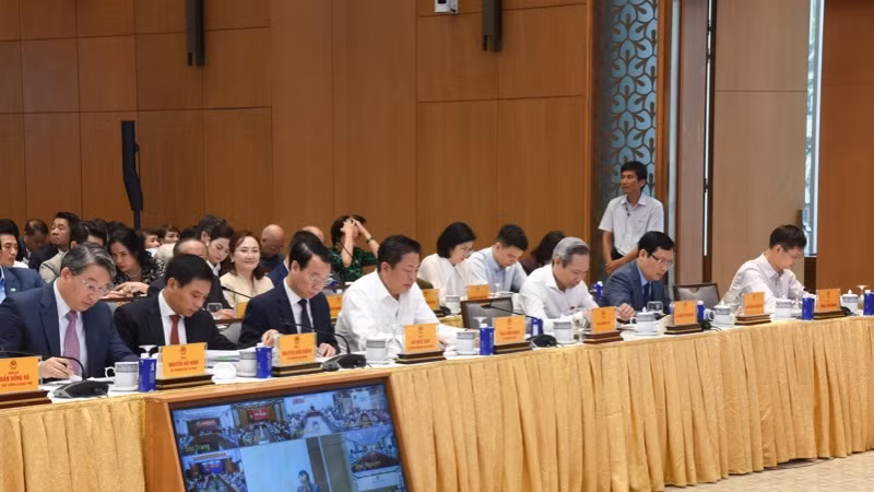 Các đồng chí lãnh đạo, đại biểu tham dự tọa đàm. (Ảnh: TRẦN HẢI)