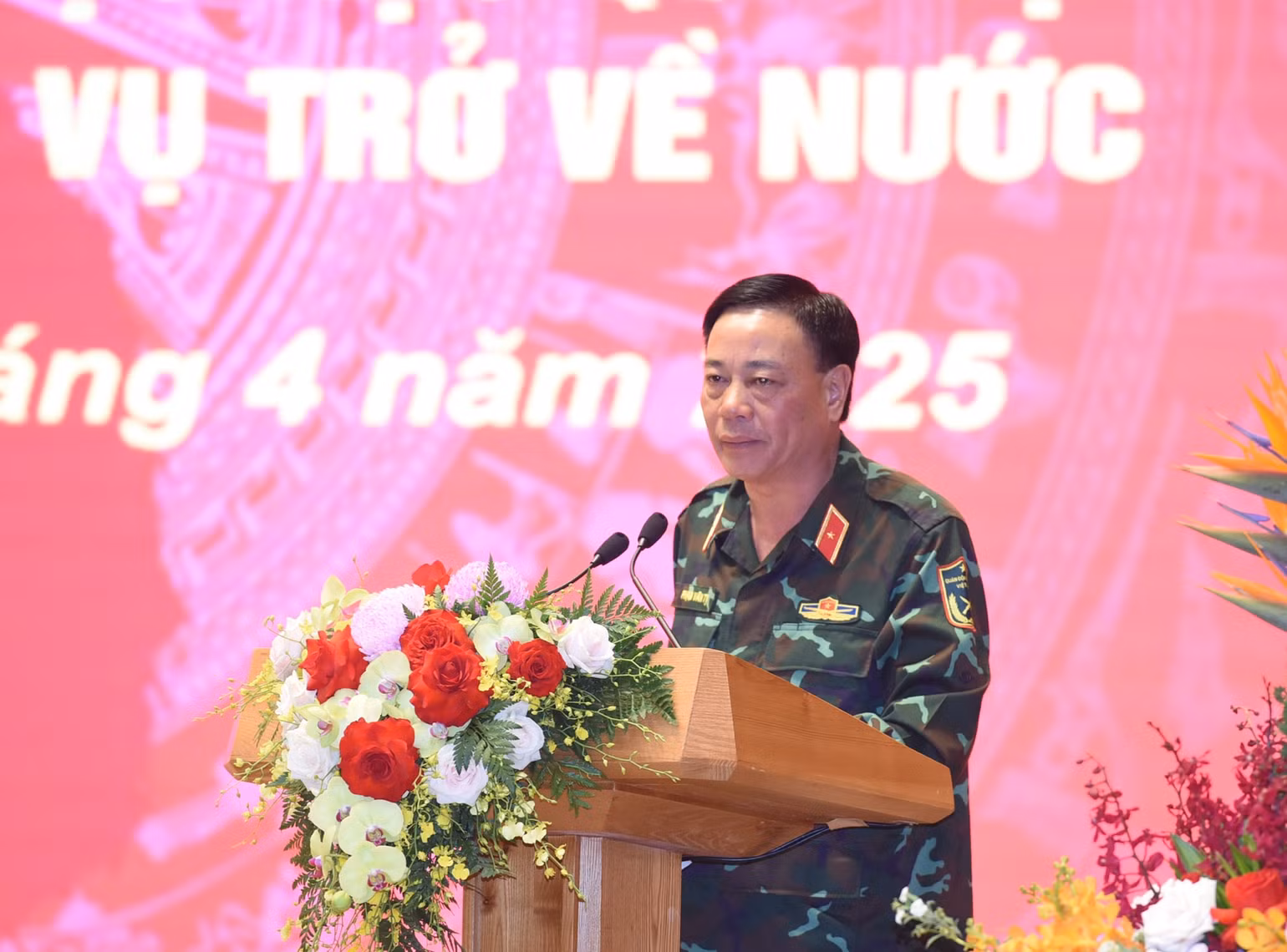 Thiếu tướng Phạm Văn Tỵ, Phó Cục trưởng Cục Cứu hộ, Cứu nạn (Bộ Tổng Tham mưu Quân đội nhân dân Việt Nam) phát biểu ý kiến tại buổi lễ. (Ảnh: TRẦN HẢI)